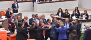 Χάος στην τουρκική βουλή: Πιάστηκαν στα χέρια για το αποτέλεσμα ενός νόμου