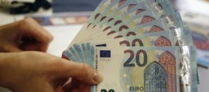 Το ΔΝΤ «έβαλε στο μάτι» τους μισθούς και τις συντάξεις- Περικοπές από 150 έως 650 ευρώ (λίστα)