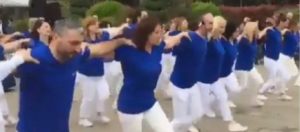 Κωνσταντινούπολη: Θύελλα αντιδράσεων για το συρτάκι στα γαλανόλευκα σε φεστιβάλ χορού