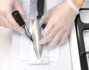 Μετατρέποντας ένα κομμάτι αλουμινόχαρτο σε κοφτερό κουζινομάχαιρο (βίντεο)