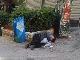 Εικόνες - ντροπής τη Μεγάλη Βδομάδα στον Πειραιά: Πατέρας και γιος κοιμούνται αγκαλιά στο πεζόδρομο δίπλα από το Δημαρχείο!