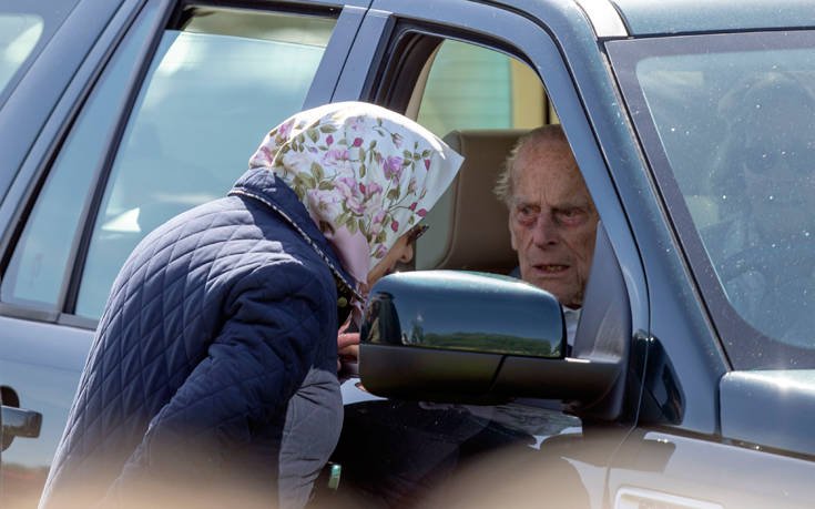 Ο 96χρονος πρίγκιπας Φίλιππος εμφανίστηκε… οδηγώντας σε ιππική επίδειξη