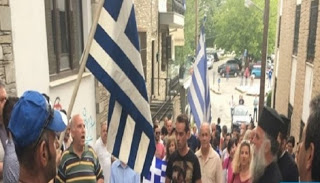 Ξεσηκωμός και στην Καστοριά! «Ντροπή που είσαι Πόντια» φώναξαν στην βουλευτή του ΣΥΡΙΖΑ Ολυμπία Τελιγιορίδου (ΒΙΝΤΕΟ)