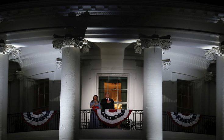 Η ρομαντική φωτογραφία των Τραμπ με φόντο τα πυροτεχνήματα