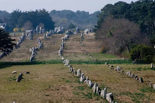 Τι Κρύβουν οι Στοιχισμένες Πέτρες του Καρνάκ στη Γαλλία;