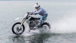 Μας τρέλανε! Διέσχισε λίμνη με μοτοσικλέτα… (VIDEO)