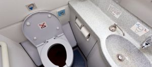 Πριν πλησιάσετε την τουαλέτα του αεροπλάνου καλό είναι να γνωρίζετε αυτά τα 13 αηδιαστικά πράγματα...