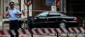 Έκρηξη στο Κολωνάκι - Τραυματίστηκαν ένας αστυνομικός και ο νεωκόρος του Αγ. Διονυσίου