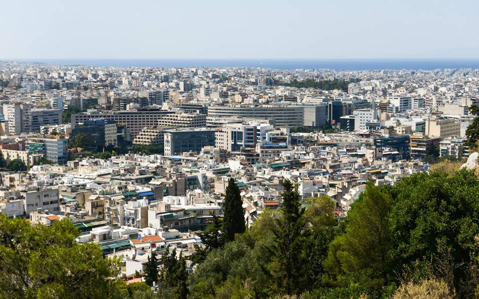 Telegraph: «Μαζικές εξώσεις» στην Αθήνα λόγω «χρυσής» βίζας σε επενδυτές Airbnb από Ρωσία και Κίνα