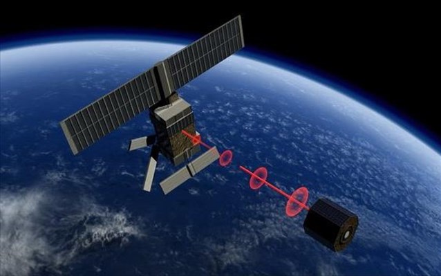 RemoveDEBRIS: Δορυφόρος «καμάκωσε» διαστημικό σκουπίδι