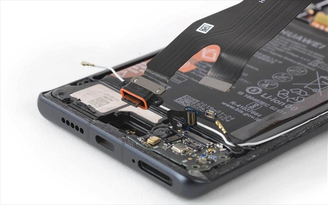 Ενδιαφέρουσες επιλογές αποκαλύπτει το iFixit για το εσωτερικό Huawei P30 Pro