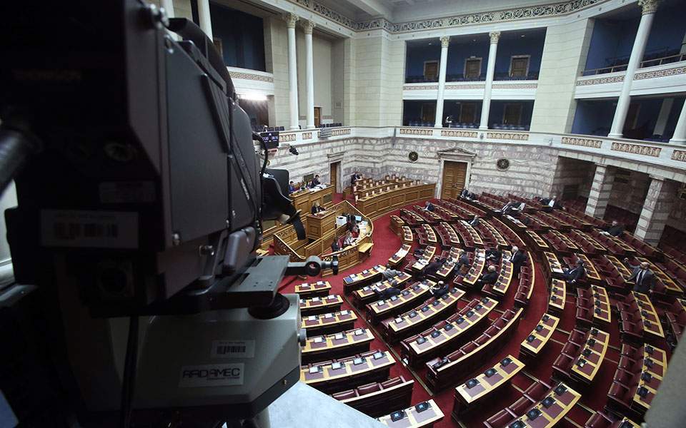 Νέες σκιές στο Ίδρυμα της Βουλής με «επείγουσες» προσλήψεις