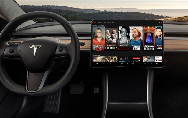 H Tesla φέρνει το Netflix και το YouTube στο αυτοκίνητο