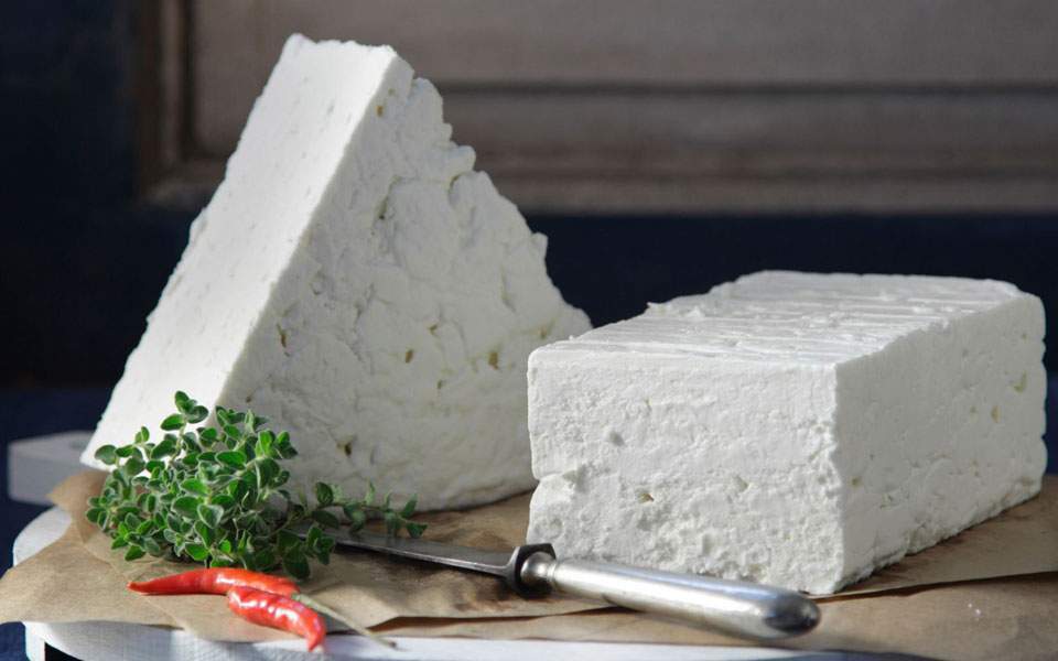 Μπλόκο Ε.Ε. στη χρήση του όρου «φέτα» για τυριά που πωλούνται στην Αυστραλία