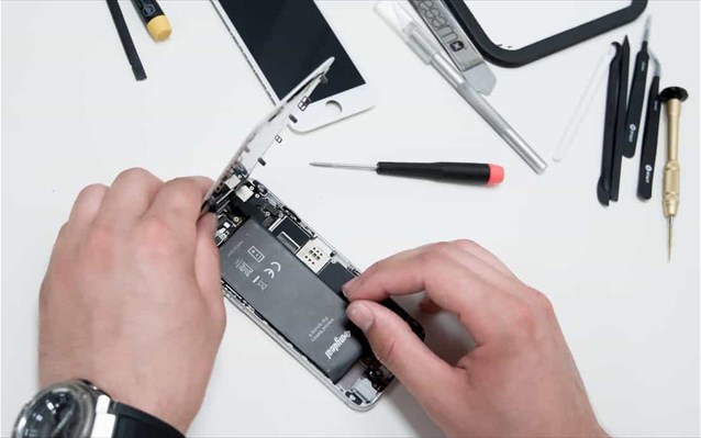H Apple δεν θέλει επεμβάσεις τρίτων στις μπαταρίες των iPhone
