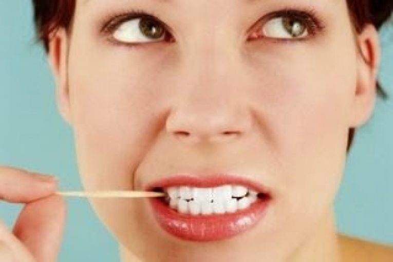 Είναι καλό να καθαρίζουμε τα δόντια μας με οδοντογλυφίδες;