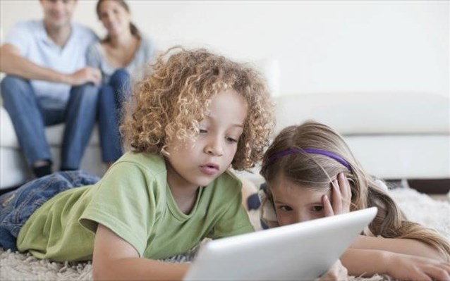 Πώς οι γονείς μπορούν να βοηθήσουν στην αντιμετώπιση του διαδικτυακού εκφοβισμού