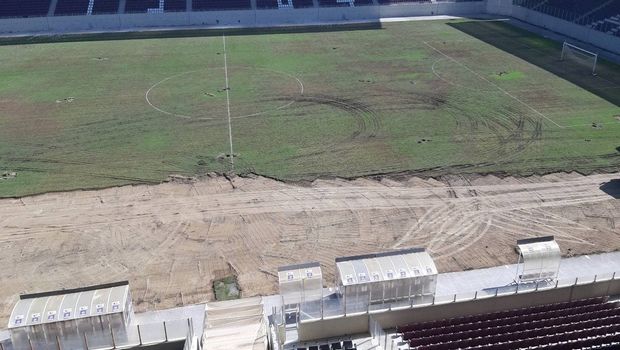 Εικόνες από την αλλαγή χλοοτάπητα στο AEL FC Arena