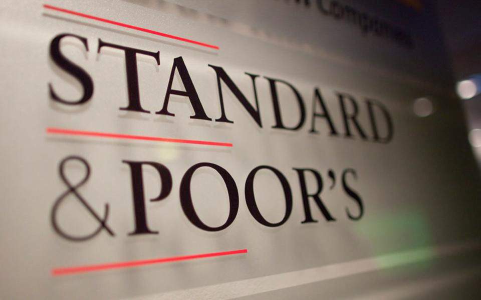 Standard & Poor's: Αναβάθμιση της Ελλάδας στο Β+