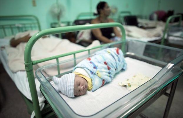 Παγκόσμια ιατρική πρωτιά της Κούβας: Εξάλειψε την μετάδοση του AIDS από τη μητέρα στο παιδί