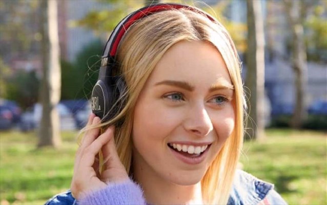 H JBL παρουσιάζει ακουστικά που φορτίζουν από το φως