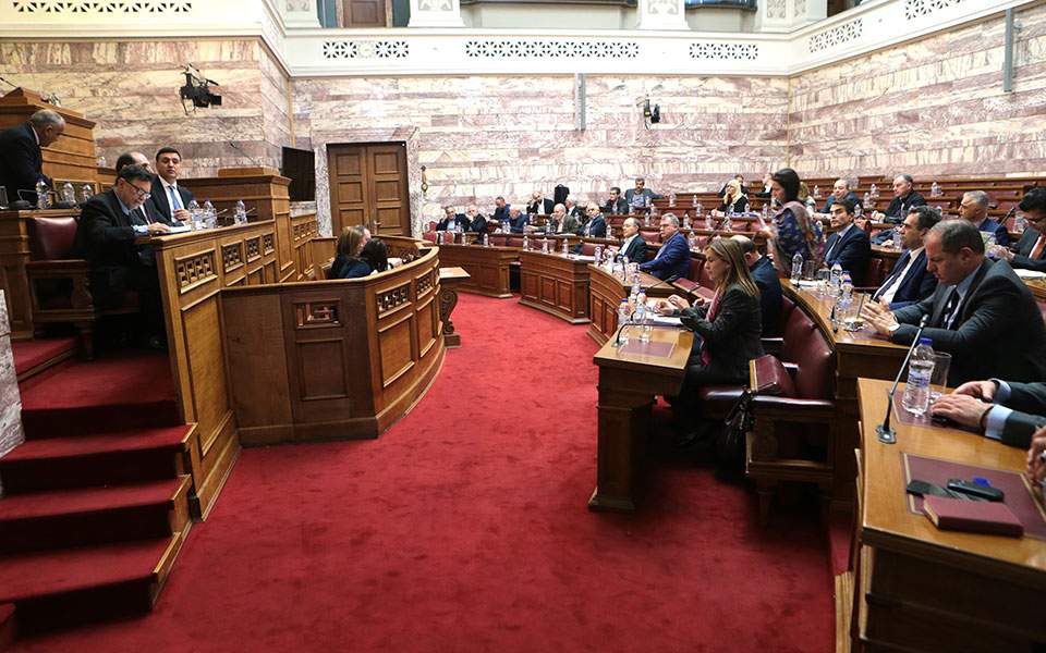 Βουλή: Αντιπαράθεση κυβέρνησης - ΣΥΡΙΖΑ για τα επεισόδια της 6ης Δεκεμβρίου