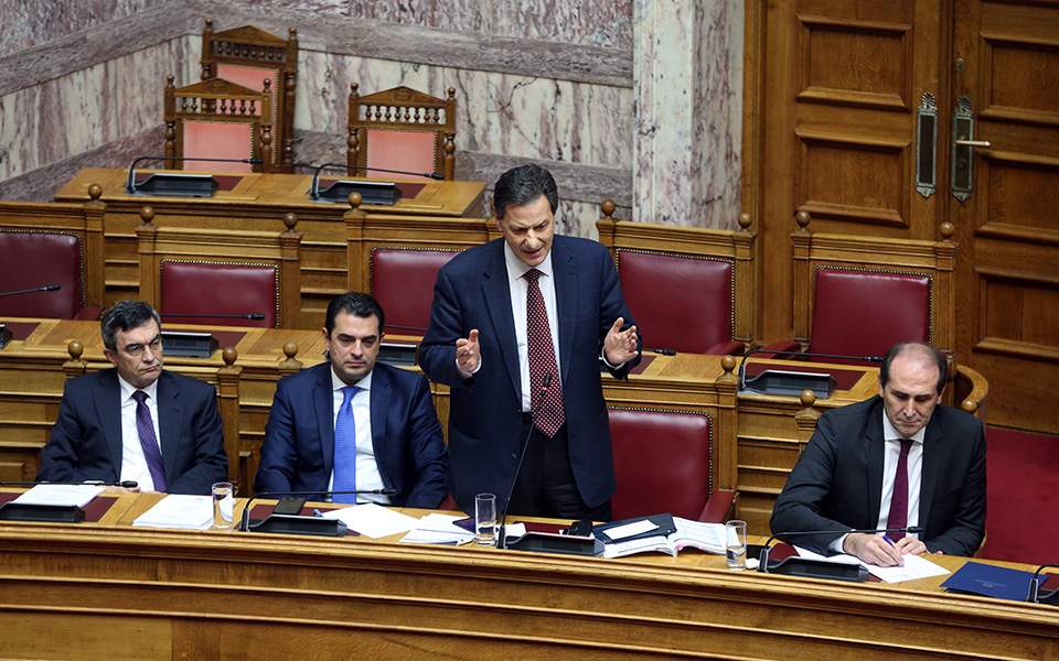 Ιδιότυπο μπρα ντε φερ κυβέρνησης - ΣΥΡΙΖΑ στη συζήτηση για τον Προϋπολογισμό