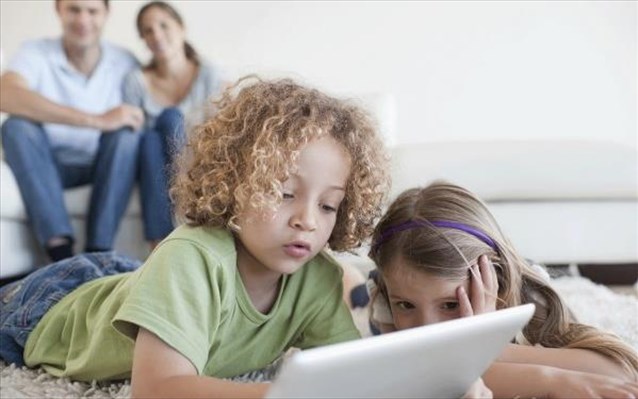 Οι μισοί γονείς αφήνουν τα παιδιά να ρυθμίζουν μόνα τους τη διαδικτυακή τους δραστηριότητα